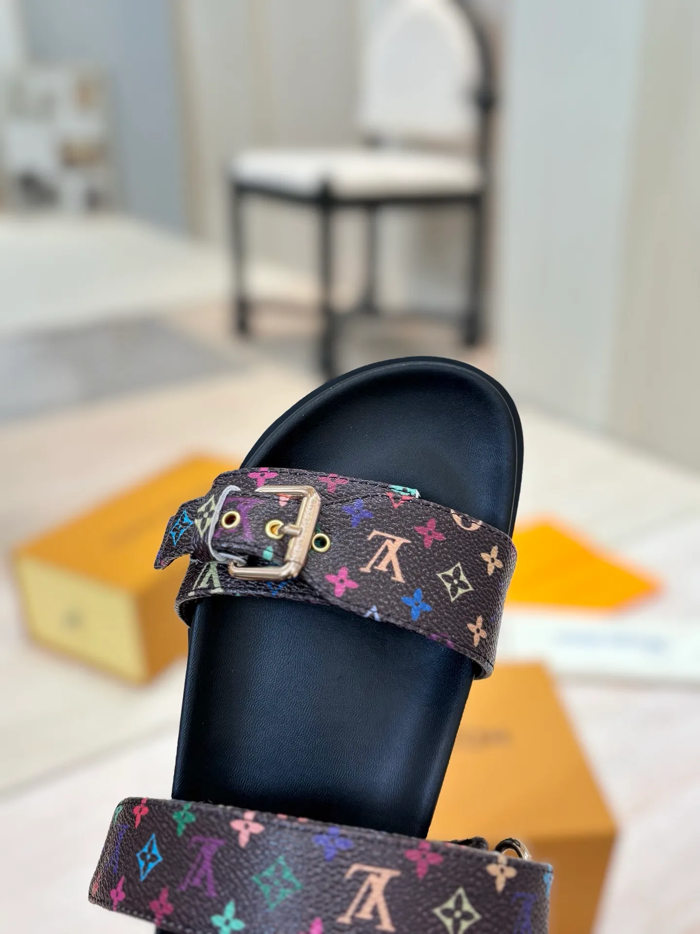 👟👟Ex-factory price 400👟👟 LV 2025 spring and summer new products 🥰 Popular LV donkey brand counters Embossed logo embossed sandals This Pool Pillow Comfort flat sandals are made of technical fabrics and use high-frequency embossing technology to reinterpret the Monogram pattern. Soft padded upper with adjustable Velcro, comfortable and tough insole adds harmonious colors 👍New hard goods, purchasing agent level! Full of high-end feel! A popular model among bloggers at home and abroad, it’s retro and fashionable and looks amazing on your feet! The official website's main recommendation 👍👍 ✅ Upper: waterproof special original fabric ✅ Inner lining: imported mixed sheepskin ✅ Outsole: original molded foam outsole ✅ Number of sizes: women's size 35-45 (women's size 41 men's 38.45, custom-made, non-refundable) ✅ Packaging: full set of drawer boxes ​